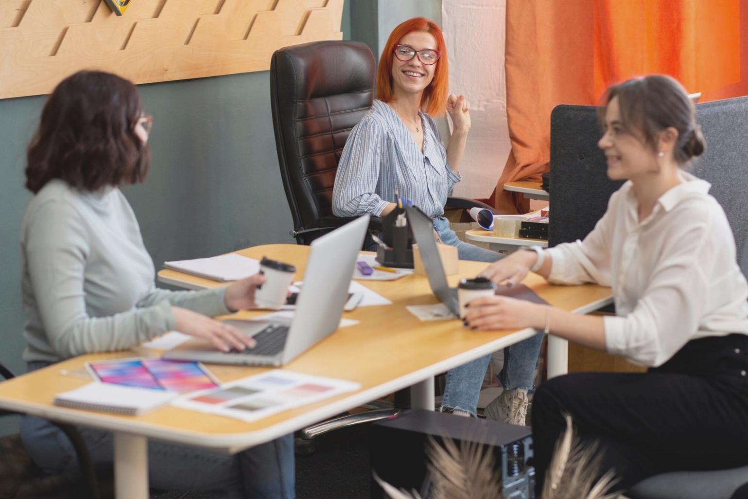 Equipo de valtraeonith colaborando en el desarrollo de nuevos programas educativos